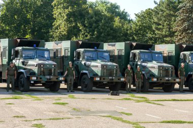 Odessa, Ukrayna - 01 Ağustos 2018: Polis memurlarıyla özel polis araba konvoyu görev, daha önce şehrin sokaklarında devriye savaş sipariş atanır. Polis tören alanı araçlarda uzmanlaşmış