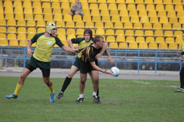 Odessa, Ukrayna - 29 Eylül 2018: Final Oyunları Şampiyonası Ukrayna'nın en güçlü takımları Rugby-7. Rugby topu alan üzerinde. Rugby topu için ağır mücadele sahip. Takım sporcular oyuncular sahada