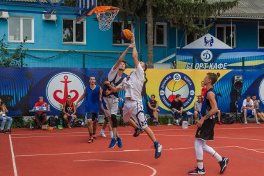 Odessa, Ukrayna - 28 Temmuz 2018: Ergen 3 x 3 streetball Şampiyonası sırasında basketbol oynuyorum. Gençler bir açık şehir spor yere sokak basketbol oynuyorum. Streetball - sokak kültürleri