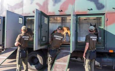 Odessa, Ukrayna - 1 Ağustos 2018: Polis eğitimli polis köpekleri ile özel polis. Polis köpeklerinin askeri araç için mobil büyük kuş kafesi. Çevik mukabele polis, Anti-terör kuvvetleri özel kuvvetler