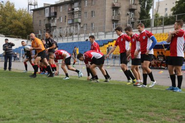 Odessa, Ukrayna - 29 Eylül 2018: Final Oyunları Şampiyonası Ukrayna'nın en güçlü takımları Rugby-7. Rugby topu alan üzerinde. Rugby topu için ağır mücadele sahip. Takım sporcular oyuncular sahada