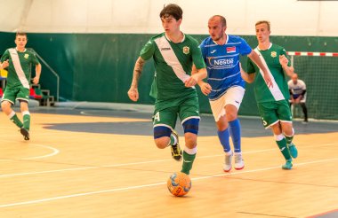 Odessa, Ukrayna - 28 Temmuz 2018: Tanımlanamayan yerel takım parke zemin üzerinde futsal turnuvasında mini-futbol oynayan oyuncuların. Spor oyunu kapalı salonda, mini futbol futbol anını