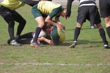 Odessa, Ukrayna - 29 Eylül 2018: Final Oyunları Şampiyonası Ukrayna'nın en güçlü takımları Rugby-7. Rugby topu alan üzerinde. Rugby topu için ağır mücadele sahip. Takım sporcular oyuncular sahada