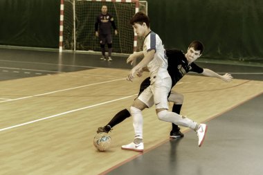 Odessa, Ukrayna - 28 Temmuz 2018: Tanımlanamayan yerel takım parke zemin üzerinde futsal turnuvasında mini-futbol oynayan oyuncuların. Spor oyunu kapalı salonda, mini futbol futbol anını