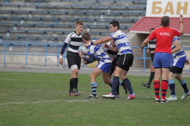 Odessa, Ukrayna - 29 Eylül 2018: Final Oyunları Şampiyonası Ukrayna'nın en güçlü takımları Rugby-7. Rugby topu alan üzerinde. Rugby topu için ağır mücadele sahip. Takım sporcular oyuncular sahada