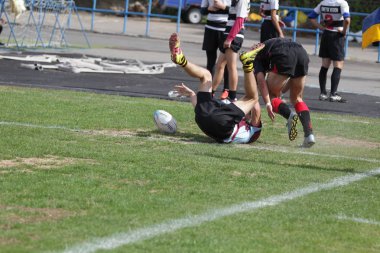 Odessa, Ukrayna - 29 Eylül 2018: Final Oyunları Şampiyonası Ukrayna'nın en güçlü takımları Rugby-7. Rugby topu alan üzerinde. Rugby topu için ağır mücadele sahip. Takım sporcular oyuncular sahada