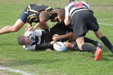 Odessa, Ukrayna - 29 Eylül 2018: Final Oyunları Şampiyonası Ukrayna'nın en güçlü takımları Rugby-7. Rugby topu alan üzerinde. Rugby topu için ağır mücadele sahip. Takım sporcular oyuncular sahada