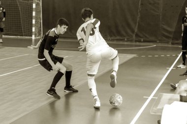 Odessa, Ukrayna - 28 Temmuz 2018: Tanımlanamayan yerel takım parke zemin üzerinde futsal turnuvasında mini-futbol oynayan oyuncuların. Spor oyunu kapalı salonda, mini futbol futbol anını