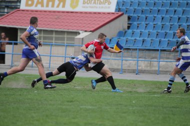 Odessa, Ukrayna - 29 Eylül 2018: Final Oyunları Şampiyonası Ukrayna'nın en güçlü takımları Rugby-7. Rugby topu alan üzerinde. Rugby topu için ağır mücadele sahip. Takım sporcular oyuncular sahada