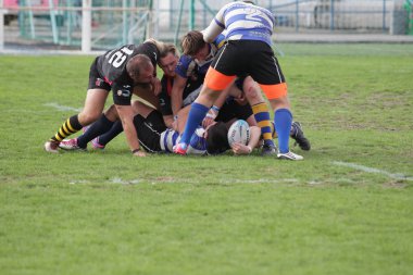 Odessa, Ukrayna - 29 Eylül 2018: Final Oyunları Şampiyonası Ukrayna'nın en güçlü takımları Rugby-7. Rugby topu alan üzerinde. Rugby topu için ağır mücadele sahip. Takım sporcular oyuncular sahada