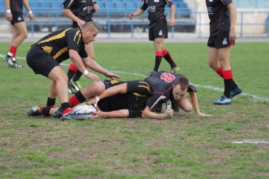 Odessa, Ukrayna - 29 Eylül 2018: Final Oyunları Şampiyonası Ukrayna'nın en güçlü takımları Rugby-7. Rugby topu alan üzerinde. Rugby topu için ağır mücadele sahip. Takım sporcular oyuncular sahada
