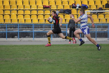 Odessa, Ukrayna - 29 Eylül 2018: Final Oyunları Şampiyonası Ukrayna'nın en güçlü takımları Rugby-7. Rugby topu alan üzerinde. Rugby topu için ağır mücadele sahip. Takım sporcular oyuncular sahada
