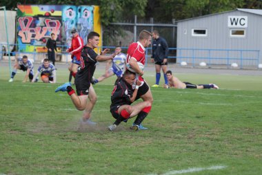 Odessa, Ukrayna - 29 Eylül 2018: Final Oyunları Şampiyonası Ukrayna'nın en güçlü takımları Rugby-7. Rugby topu alan üzerinde. Rugby topu için ağır mücadele sahip. Takım sporcular oyuncular sahada