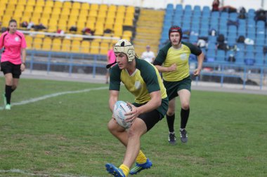 Odessa, Ukrayna - 29 Eylül 2018: Final Oyunları Şampiyonası Ukrayna'nın en güçlü takımları Rugby-7. Rugby topu alan üzerinde. Rugby topu için ağır mücadele sahip. Takım sporcular oyuncular sahada