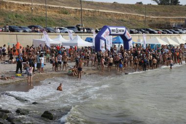 Odessa, Ukrayna - 08/19/2018: spor yüzme açık denizde su, açık denizde yüzme maratonu yarışmaları. Açık su yüzme deniz hayatta kalma yarışı