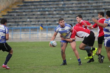 Odessa, Ukrayna - 29 Eylül 2018: Final Oyunları Şampiyonası Ukrayna'nın en güçlü takımları Rugby-7. Rugby topu alan üzerinde. Rugby topu için ağır mücadele sahip. Takım sporcular oyuncular sahada