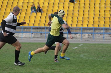 Odessa, Ukrayna - 29 Eylül 2018: Final Oyunları Şampiyonası Ukrayna'nın en güçlü takımları Rugby-7. Rugby topu alan üzerinde. Rugby topu için ağır mücadele sahip. Takım sporcular oyuncular sahada