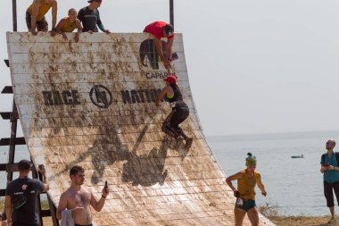 Odessa, Ukrayna - 18 Ağustos 2018: Extreme Yarış hayatta kalmak için engeller. Sporcular bitirmek için bir yol üzerinde tehlikeli zor engelleri aşmak. Koşucular aşırı engellerin yarış sırasında