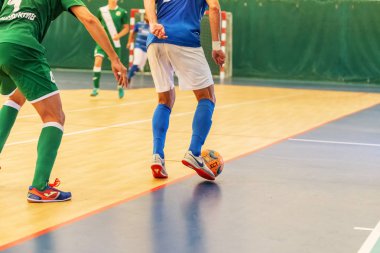 Odessa, Ukrayna - 28 Temmuz 2018: Tanımlanamayan yerel takım parke zemin üzerinde futsal turnuvasında mini-futbol oynayan oyuncuların. Spor oyunu kapalı salonda, mini futbol futbol anını