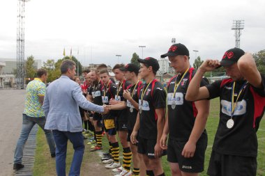 Odessa, Ukrayna - 29 Eylül 2018: Önemli VIP kişi şehir Ödülü sporcuların Ukrayna Şampiyonası Rugby - 7 kazanan. Ödüllendirici sporcular. Takım Ragbi Kupası zaferi kutlamak