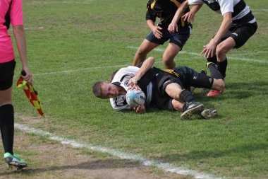 Odessa, Ukrayna - 29 Eylül 2018: Final Oyunları Şampiyonası Ukrayna'nın en güçlü takımları Rugby-7. Rugby topu alan üzerinde. Rugby topu için ağır mücadele sahip. Takım sporcular oyuncular sahada