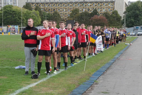 乌克兰敖德萨 2018年9月29日 最强的队 Rugby 的决赛在乌克兰的冠军 球场上的橄榄球球 一场橄榄球比赛是一场激烈的舞会 田径队运动员队员 — 图库照片