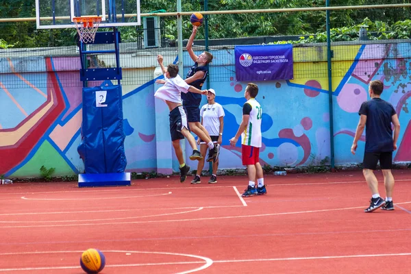 Odessa Ukrajna 2018 Július Serdülők Játszani Kosárlabda Alatt Streetball Európa — Stock Fotó