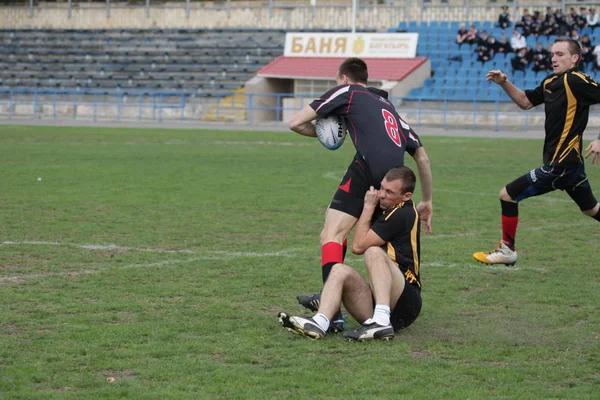 乌克兰敖德萨 2018年9月29日 最强的队 Rugby 的决赛在乌克兰的冠军 球场上的橄榄球球 一场橄榄球比赛是一场激烈的舞会 田径队运动员队员 — 图库照片