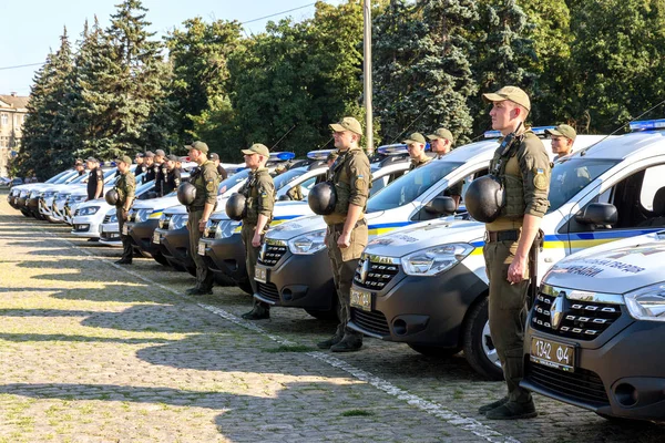 オデッサ ウクライナ 2018 警察官とパトカー専門の船団にはタスク 街の通りをパトロールする前に戦闘の順序が割り当てられます 警察はパレード地面に車を専門 — ストック写真