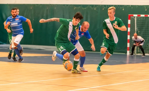 Odessa, Ukrayna - 28 Temmuz 2018: Tanımlanamayan yerel takım parke zemin üzerinde futsal turnuvasında mini-futbol oynayan oyuncuların. Spor oyunu kapalı salonda, mini futbol futbol anını