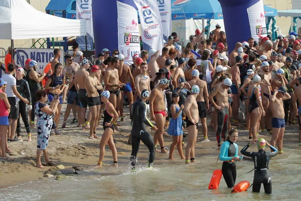 Odessa, Ukrayna - 08/19/2018: spor yüzme açık denizde su, açık denizde yüzme maratonu yarışmaları. Açık su yüzme deniz hayatta kalma yarışı