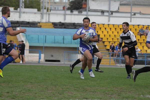 乌克兰敖德萨 2018年9月29日 最强的队 Rugby 的决赛在乌克兰的冠军 球场上的橄榄球球 一场橄榄球比赛是一场激烈的舞会 田径队运动员队员 — 图库照片