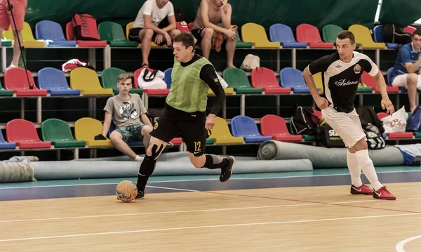 オデッサ ウクライナ 2018 寄木細工の床床のフットサルでミニ サッカー大会で地元チームの正体不明の選手 閉じたホール サッカー サッカー スポーツ ゲームの瞬間 — ストック写真