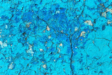 Eski boyalı mavi soyulmuş iç duvar arka plan yıpranmış. Kuşbaşı eski püskü duvarı yıkık sıva katmanı doku ile kırık. Soyut Mavi beyaz yatay boş duvar kağıdı. Soyut Web Banner