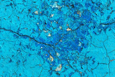 Eski boyalı mavi soyulmuş iç duvar arka plan yıpranmış. Kuşbaşı eski püskü duvarı yıkık sıva katmanı doku ile kırık. Soyut Mavi beyaz yatay boş duvar kağıdı. Soyut Web Banner
