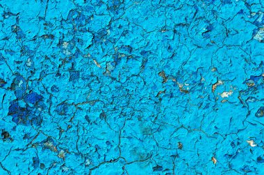 Eski boyalı mavi soyulmuş iç duvar arka plan yıpranmış. Kuşbaşı eski püskü duvarı yıkık sıva katmanı doku ile kırık. Soyut Mavi beyaz yatay boş duvar kağıdı. Soyut Web Banner