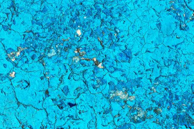 Eski boyalı mavi soyulmuş iç duvar arka plan yıpranmış. Kuşbaşı eski püskü duvarı yıkık sıva katmanı doku ile kırık. Soyut Mavi beyaz yatay boş duvar kağıdı. Soyut Web Banner