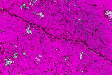 Eski boyalı mavi soyulmuş iç duvar arka plan yıpranmış. Kuşbaşı eski püskü duvarı yıkık sıva katmanı doku ile kırık. Soyut Mavi beyaz yatay boş duvar kağıdı. Soyut Web Banner