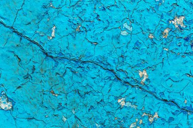 Eski boyalı mavi soyulmuş iç duvar arka plan yıpranmış. Kuşbaşı eski püskü duvarı yıkık sıva katmanı doku ile kırık. Soyut Mavi beyaz yatay boş duvar kağıdı. Soyut Web Banner