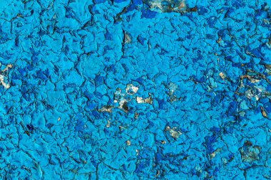 Eski boyalı mavi soyulmuş iç duvar arka plan yıpranmış. Kuşbaşı eski püskü duvarı yıkık sıva katmanı doku ile kırık. Soyut Mavi beyaz yatay boş duvar kağıdı. Soyut Web Banner