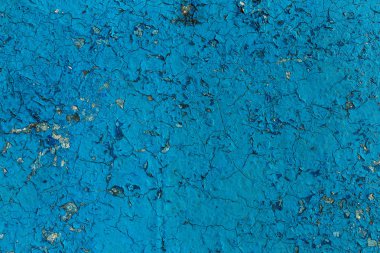 Eski boyalı mavi soyulmuş iç duvar arka plan yıpranmış. Kuşbaşı eski püskü duvarı yıkık sıva katmanı doku ile kırık. Soyut Mavi beyaz yatay boş duvar kağıdı. Soyut Web Banner