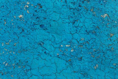 Eski boyalı mavi soyulmuş iç duvar arka plan yıpranmış. Kuşbaşı eski püskü duvarı yıkık sıva katmanı doku ile kırık. Soyut Mavi beyaz yatay boş duvar kağıdı. Soyut Web Banner