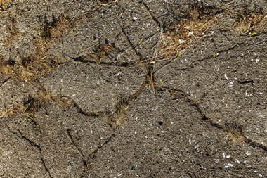 Bozuk yol çukurların ve noktalar, Ukrayna kırık asfalt kılıçla. Büyük delikli çok kötü asfalt yol. Korkunç teknoloji inşaat yollar. Çok sayıda tehlikeli hataları. Kötü yol. Yol onarım