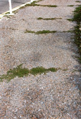 Bozuk yol çukurların ve noktalar, Ukrayna kırık asfalt kılıçla. Büyük delikli çok kötü asfalt yol. Korkunç teknoloji inşaat yollar. Çok sayıda tehlikeli hataları. Kötü yol. Yol onarım