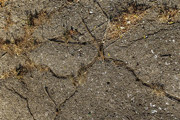 Bozuk yol çukurların ve noktalar, Ukrayna kırık asfalt kılıçla. Büyük delikli çok kötü asfalt yol. Korkunç teknoloji inşaat yollar. Çok sayıda tehlikeli hataları. Kötü yol. Yol onarım