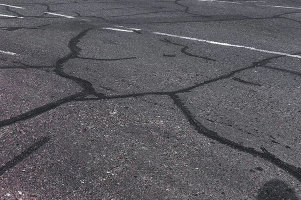 Bozuk yol çukurların ve noktalar, Ukrayna kırık asfalt kılıçla. Büyük delikli çok kötü asfalt yol. Korkunç teknoloji inşaat yollar. Çok sayıda tehlikeli hataları. Kötü yol. Yol onarım