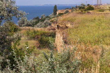 Sesmically tehlikeli bölgede dağ heyelan felaketi. Toprak, toprak engelleme yolun büyük katmanları kökenli büyük çatlaklar. İnsanlara heyelan pistlerinin dağın damming, ölümcül bir tehlike