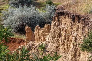 Sesmically tehlikeli bölgede dağ heyelan felaketi. Toprak, toprak engelleme yolun büyük katmanları kökenli büyük çatlaklar. İnsanlara heyelan pistlerinin dağın damming, ölümcül bir tehlike