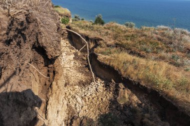 Sesmically tehlikeli bölgede dağ heyelan felaketi. Toprak, toprak engelleme yolun büyük katmanları kökenli büyük çatlaklar. İnsanlara heyelan pistlerinin dağın damming, ölümcül bir tehlike