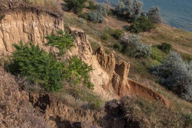 Sesmically tehlikeli bölgede dağ heyelan felaketi. Toprak, toprak engelleme yolun büyük katmanları kökenli büyük çatlaklar. İnsanlara heyelan pistlerinin dağın damming, ölümcül bir tehlike